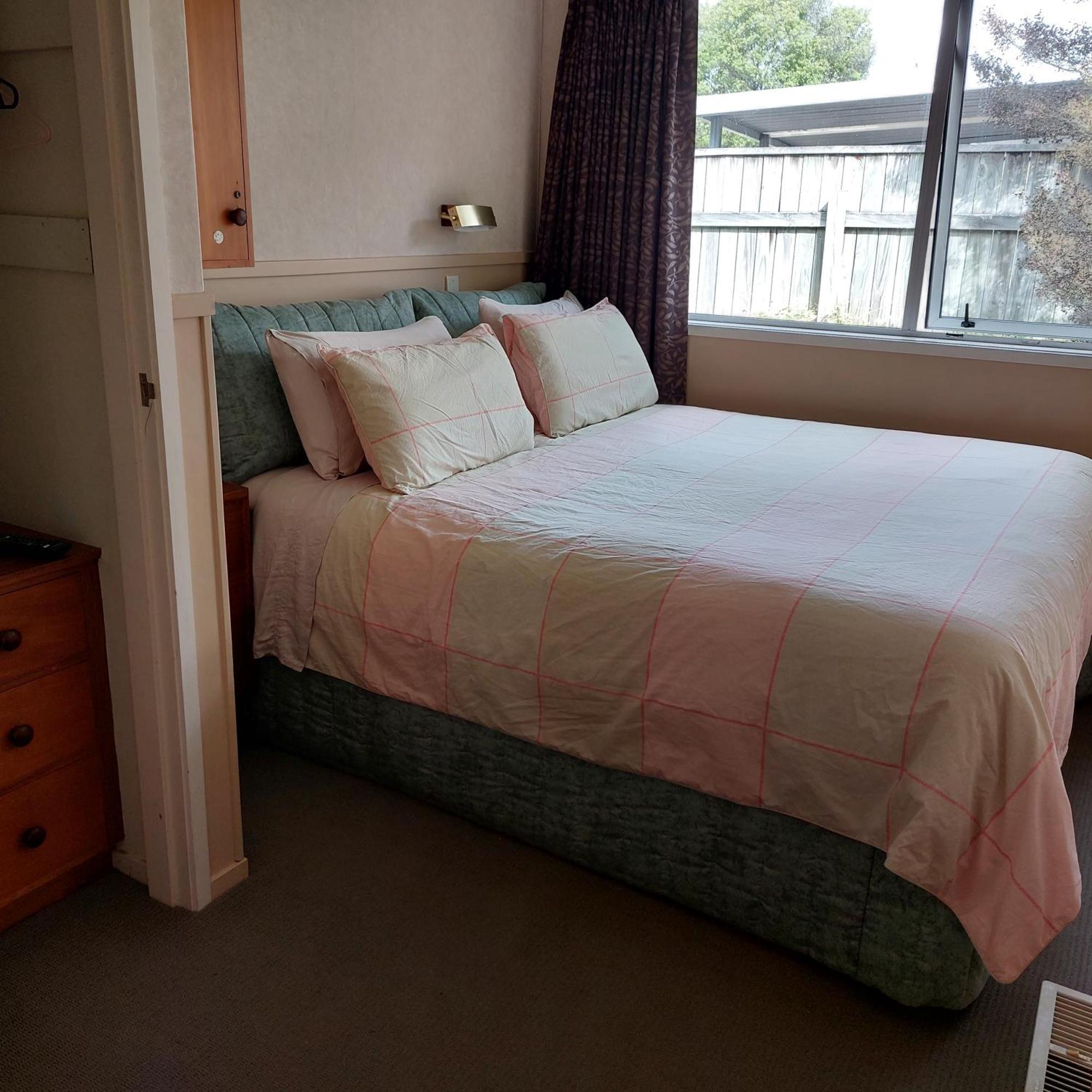 Bed And Breakfast Happy Home Taupo Accommodation Eksteriør billede
